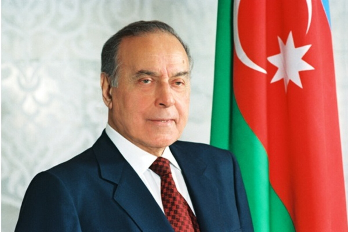 <p><strong>Qurucu və xilaskar dövlət xadimi</strong></p> 