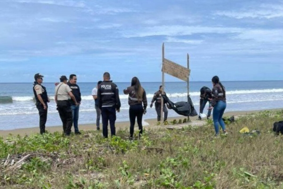 <p>Çimərlikdə üzərində təhdid mesajları&nbsp;olan beş kəsilmiş baş tapılıb</p>