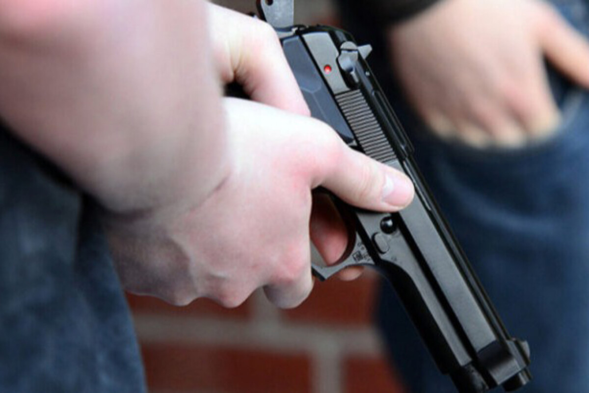 <p>Bələdiyyə binasında ATIŞMA: bir nəfər ölüb,&nbsp;dörd nəfər yaralanıb</p>