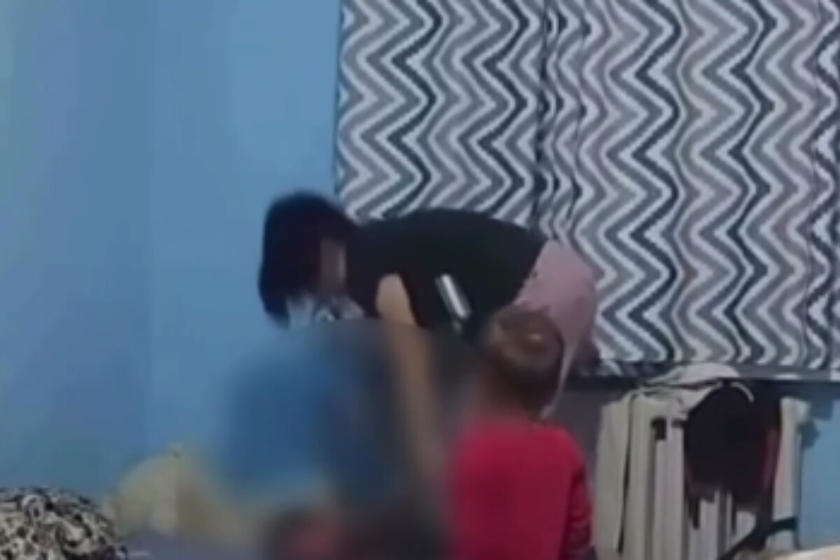 <p>Ana oğlunu radiatora bağlayaraq vəhşicəsinə döyüb</p>