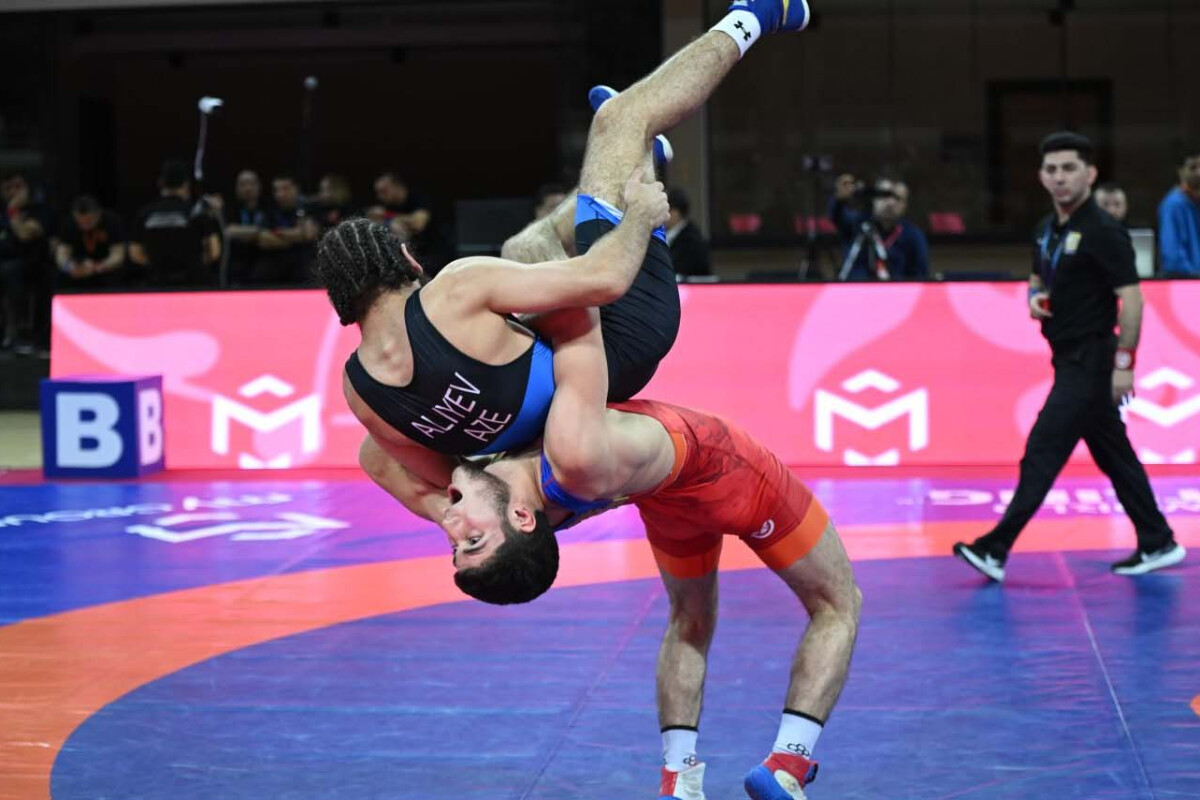 <p>Sərbəst güləşçilər arasında ilk finalçılar müəyyənləşib</p>