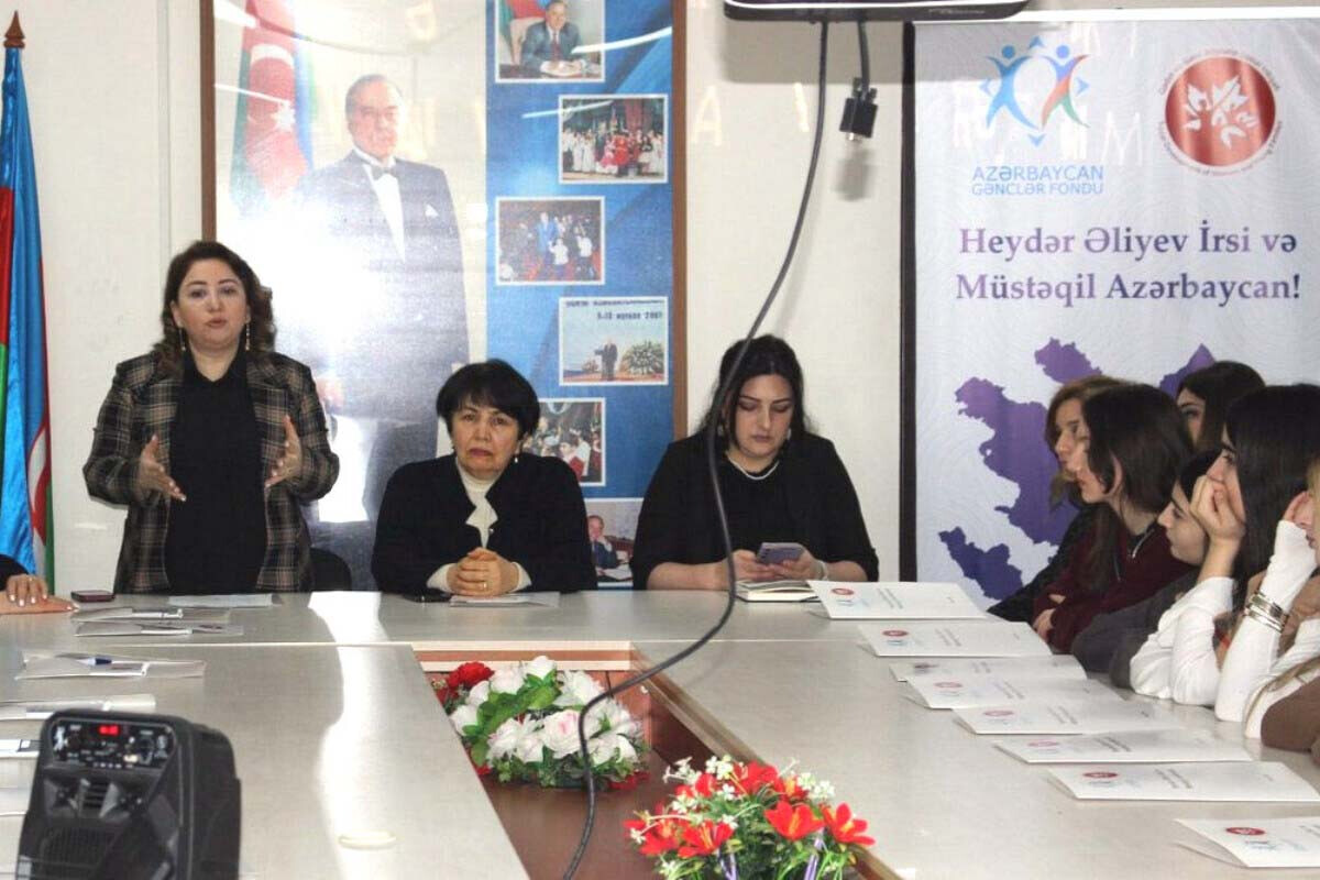 Heydər Əliyev İrsi və Müstəqil Azərbaycan! seminarlara başlanılmışdır +FOTO=13}