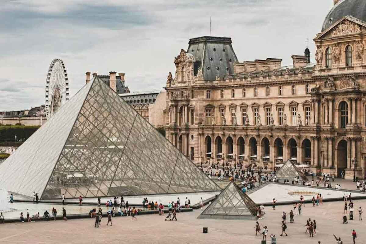 <p>Parisdəki Luvr Muzeyinin zallarından biri su altında qalıb</p>