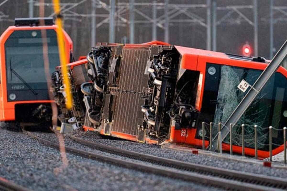 <p>Qatar relsdən çıxdı, xəsarət alanlar var</p>