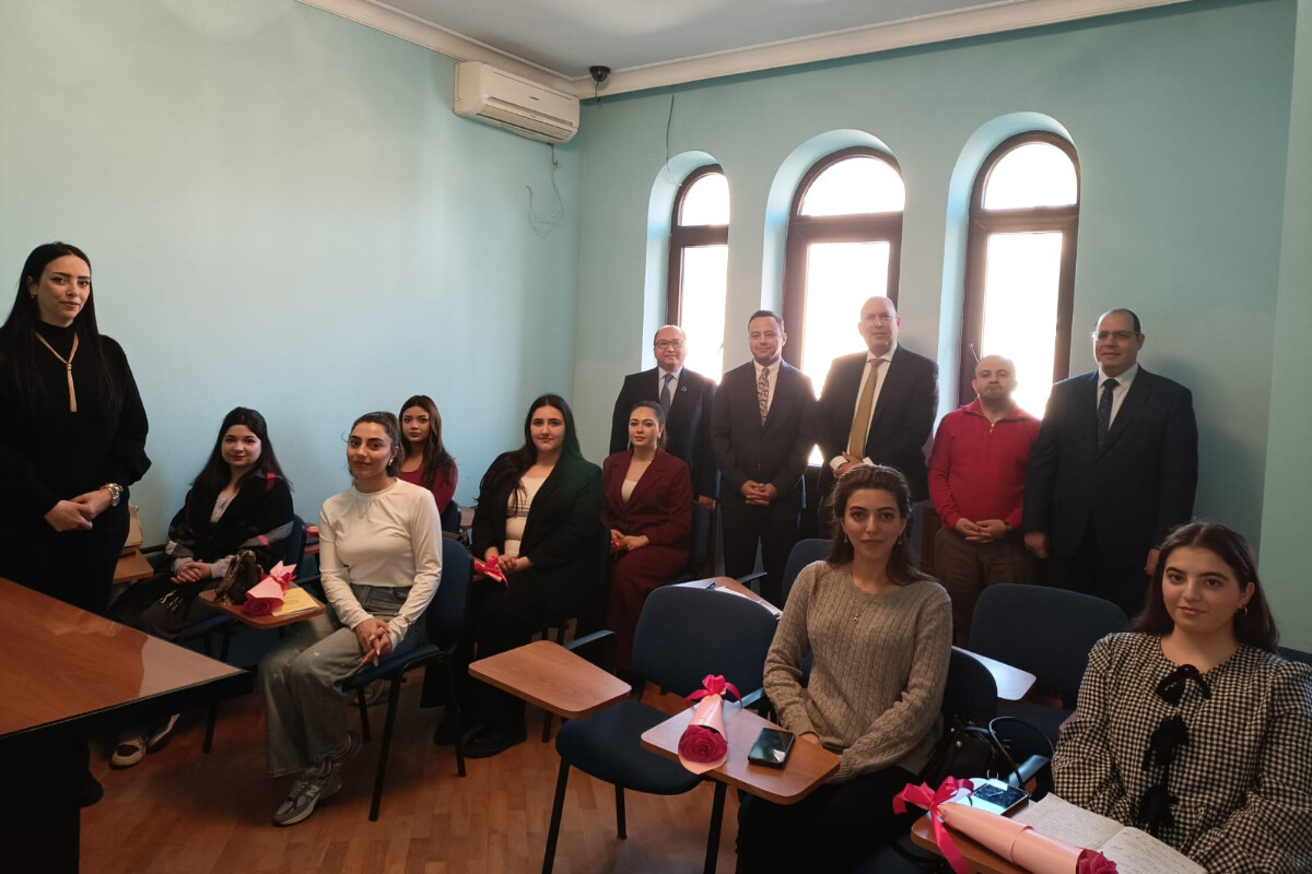 <p>Misir Ərəb Respublikasının Azərbaycandakı səfiri ərəb dili üzrə təcrübə proqramının açılışını etdi (FOTO=5)</p>
<p> </p>