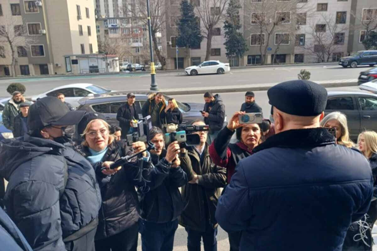 <p>JURNALİSTLƏR PREZİDENTDƏN KÖMƏK İSTƏYİR- SİYAHI</p>