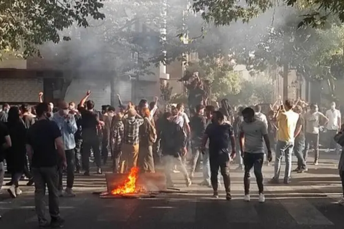 <p>İran yanvar ayında baş verən etiraz hadisələrində ilk ölüm hökmünü verdi</p>