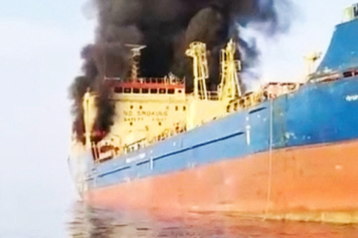 <p>Oman sahillərində pilotsuz təyyarə tankerə hücum edib</p>