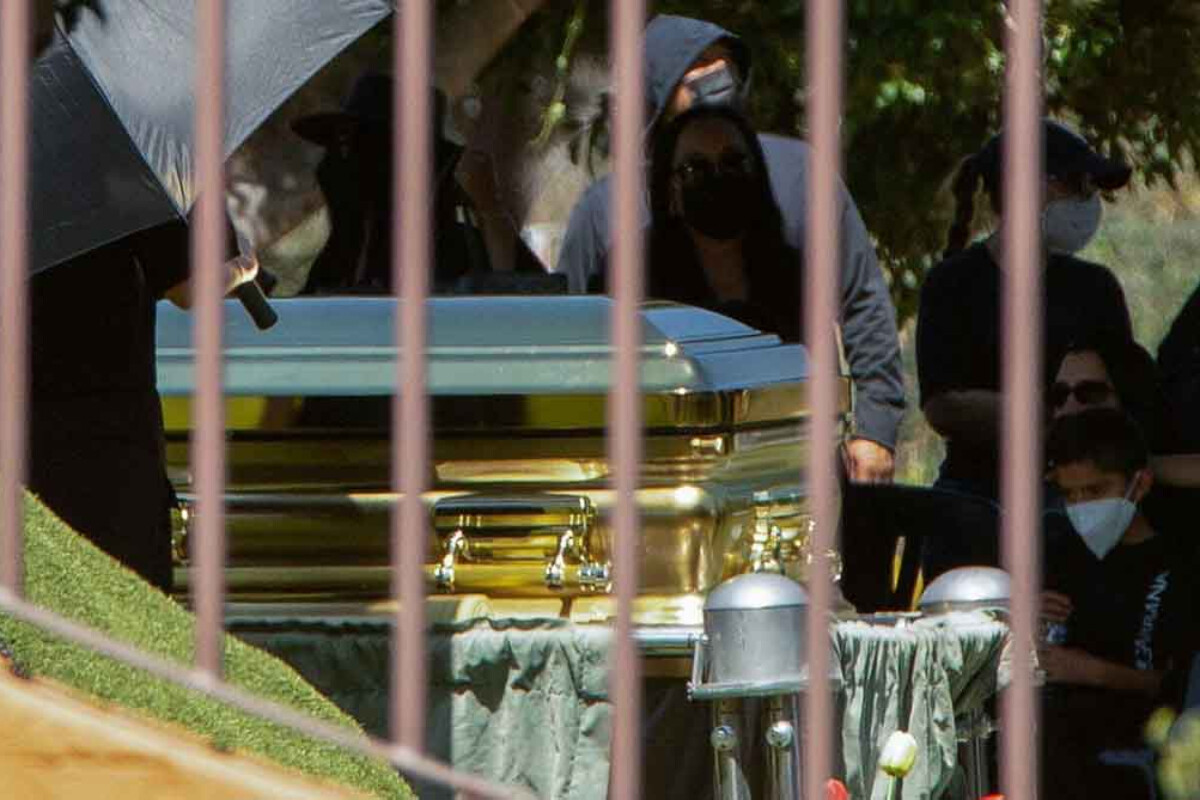 <p>Narkotik kartelinin lideri orkestr, qızıl tabut və hərbi heyətlə birlikdə dəfn edilib</p>