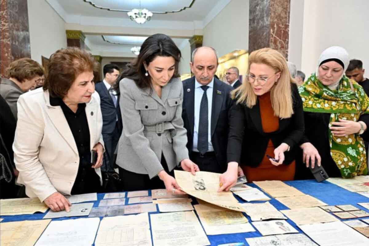 Kitabxananın əməkdaşları 31 Mart – Azərbaycanlıların Soyqırımı Gününə həsr olunmuş sərgi ilə tanış oldular