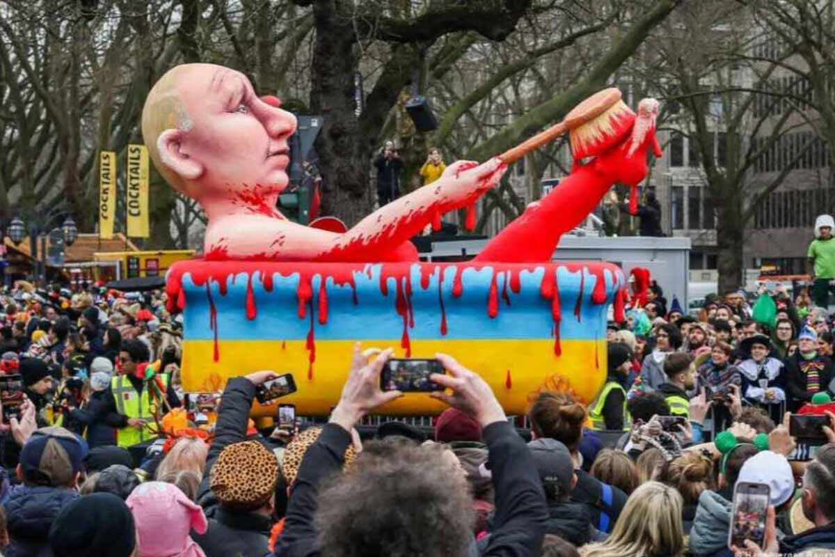 <p>Putinin satirasına görə 8,5 il həbs cəzası aldı</p>