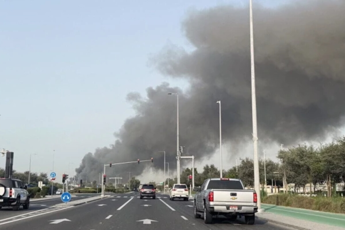 <p>Əbu-Dabidə təyyarənin qalıqlarının düşməsi&nbsp;nəticəsində 12 nəfər xəsarət alıb</p>