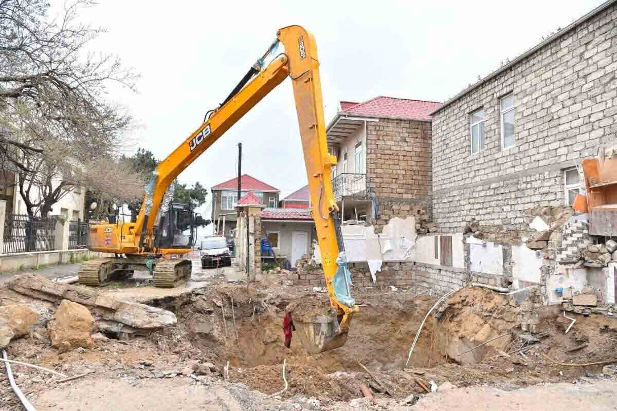 <p>Keşlə kəndində kanalizasiya xəttindəki ev&nbsp;sökülüb və hazırda xətt bərpa olunur</p>