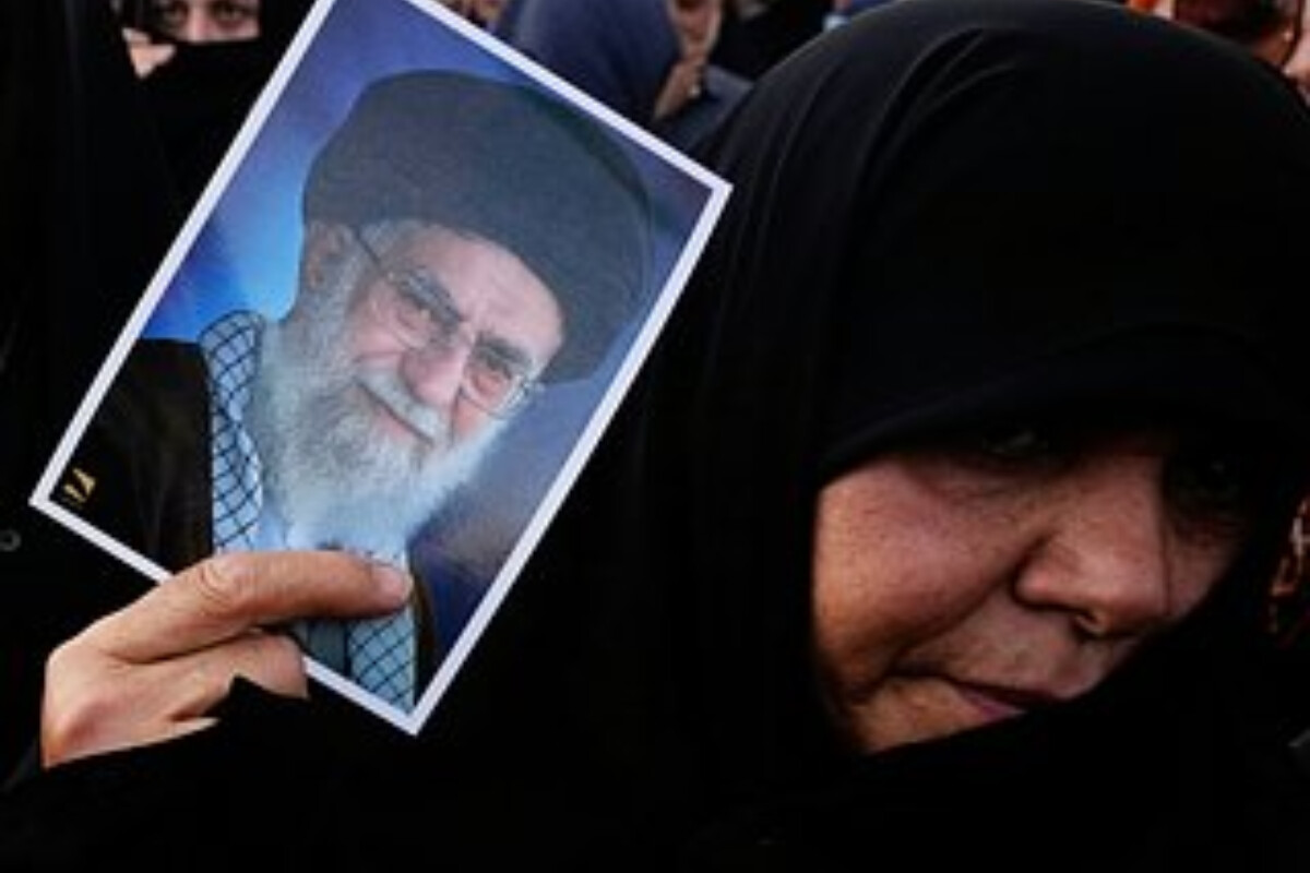 <p>Minlərlə iranlı Tehranda Əli Xameneinin xatirəsini ehtiramla yad edib</p>