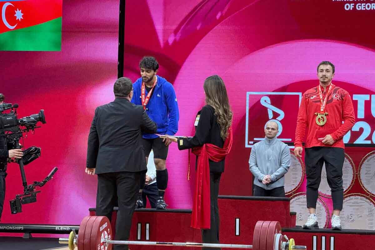 <p>Atletimiz İsa Rüstəmov kiçik gümüş medal qazansa da...</p>