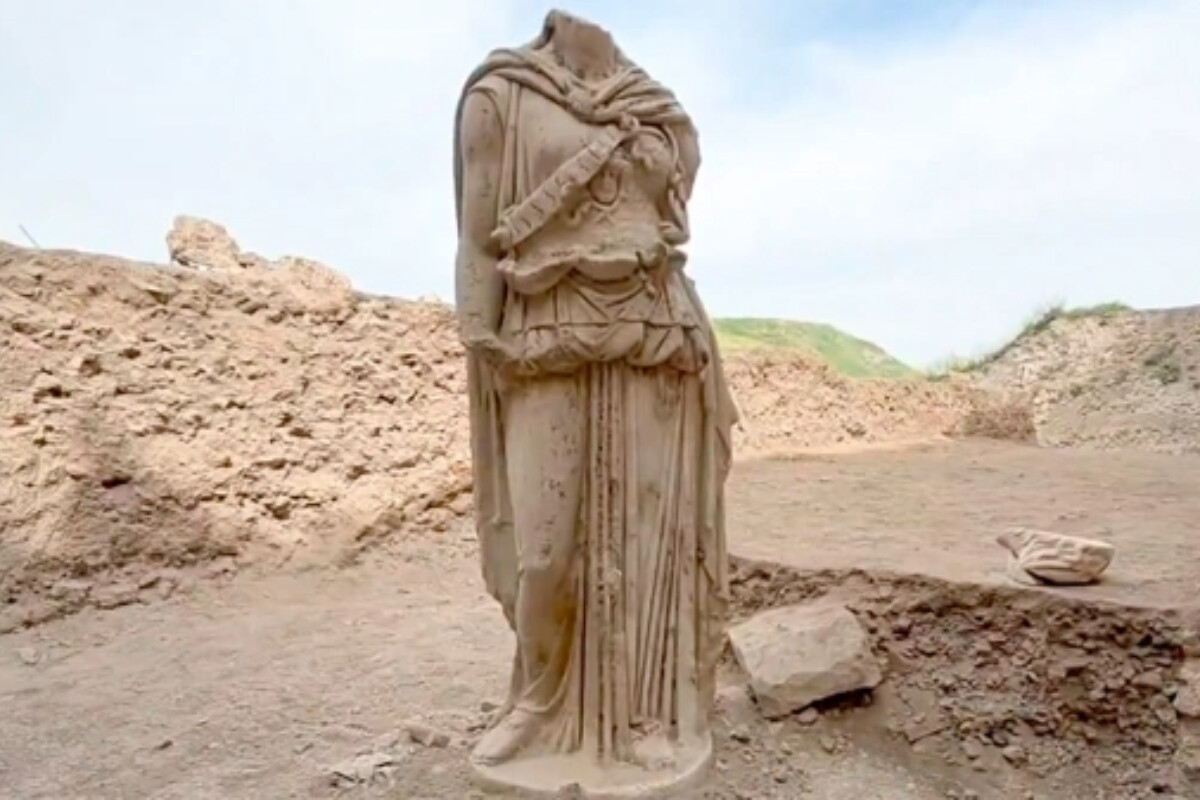 <p>Arxeoloqlar Türkiyədə 2000 illik Afina heykəli aşkar ediblər</p>