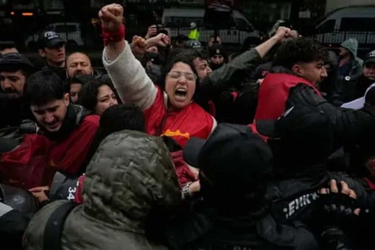 <p>İstanbulda 1 May etirazları zamanı yüzlərlə insan saxlanılıb</p>