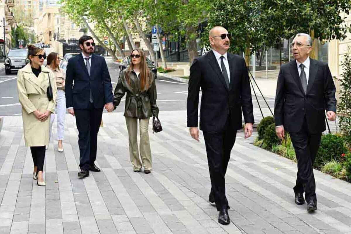 <p>İlham Əliyev Bakının İslam Səfərli küçəsinin yenidənqurmadan&nbsp;sonra açılışında iştirak edib +FOTO=48</p> 