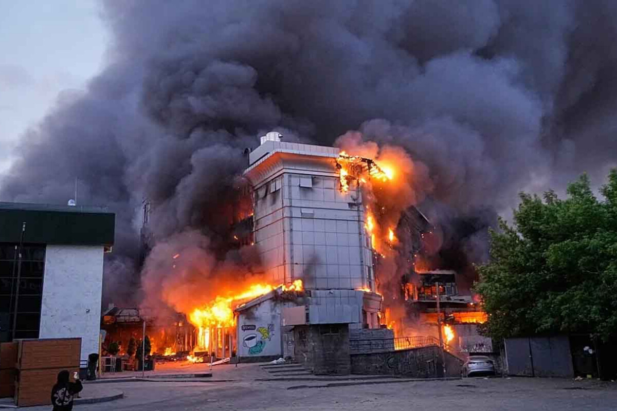 <p>Moskva Kiyevin hərbi infrastrukturuna yeni&nbsp;zərbələr endirməklə hədələyib</p>