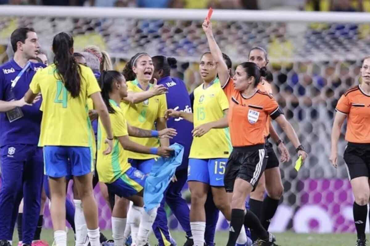 <p>Braziliya-ABŞ matçında səkkiz qırmızı vərəqə göstərilib</p>