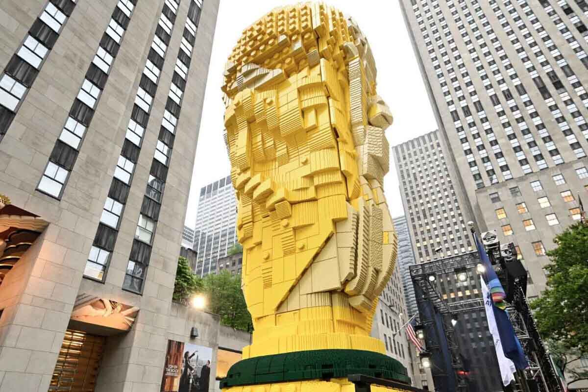 <p>LEGO şirkəti Nyu-Yorkda 2026-cı il Dünya Kubokunun nəhəng kubokunu təqdim etdi</p>