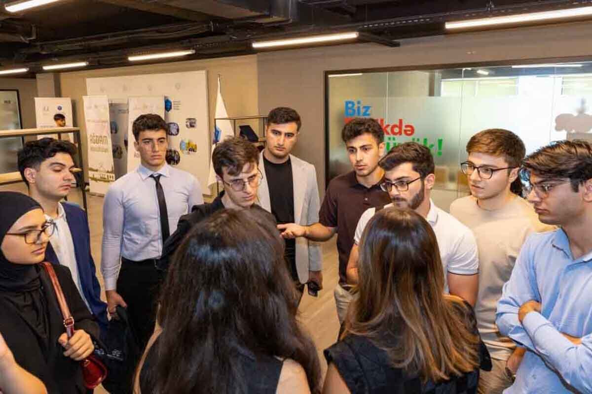 <p>Gənclər Fondu və Bakcell "İnnovasiya&nbsp;və Süni İntellekt" üzrə&nbsp;təqaüd proqramının qalibləri ilə görüş keçirib</p>