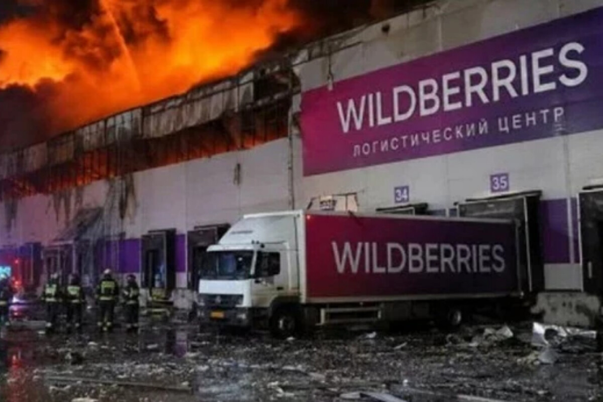 <p>Rusiyada böyük bir Wildberries anbarı&nbsp;dron hücumundan sonra yanır</p>