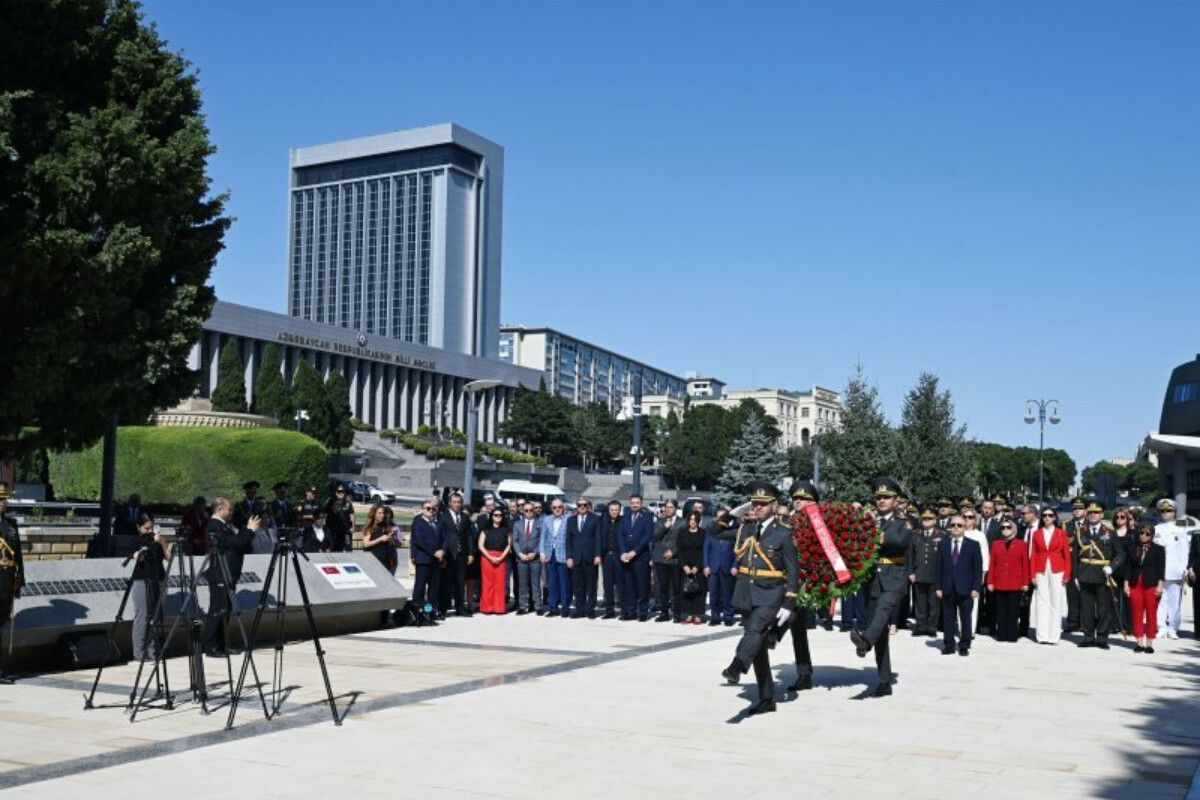 <p>Türkiyənin Zəfər Bayramı münasibətilə Bakıda&nbsp;Türk şəhidliyi ziyarət edilib</p> 