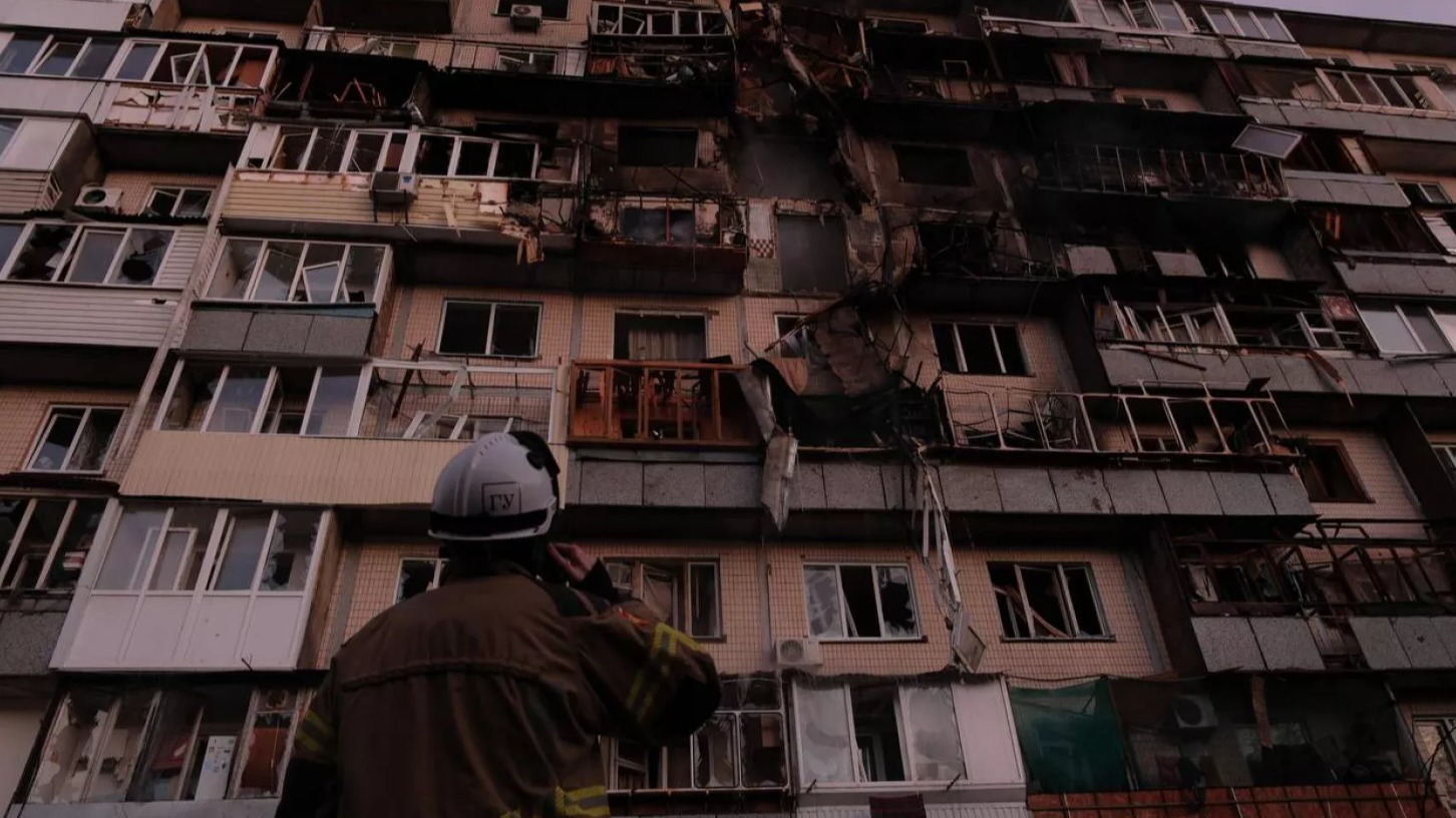 <p>Kiyevdə dağılmış evlər və xəstəxana&nbsp;atəşə tutulub, insanlar dağıntılar altında qalıb</p>