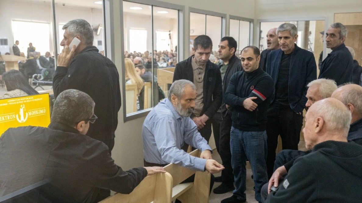 <p>Bakıda Ermənistan vətəndaşlarının məhkəməsi təqsirləndirilən şəxslərin vəkillərinin çıxışları ilə davam edir</p>