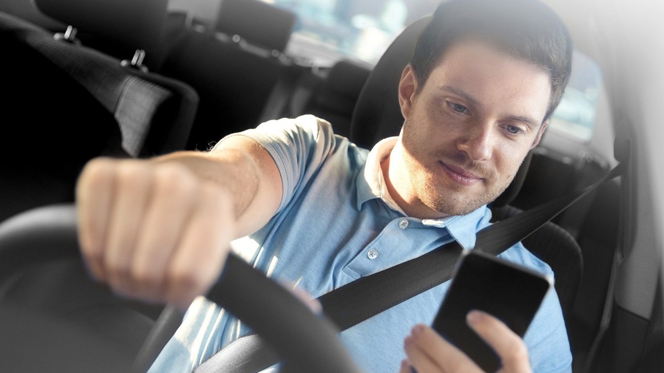 <p>Avtomobil idarə edərkən telefondan istifadəni necə dayandırmaq olar?</p>