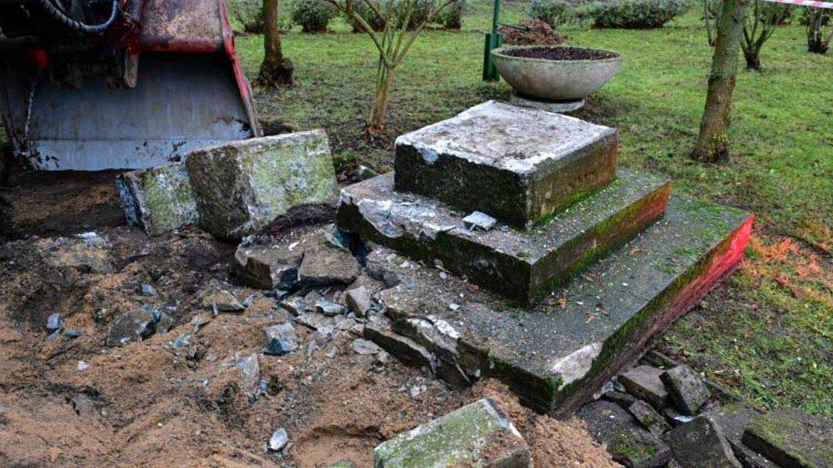 <p>Polşa hakimiyyəti sovet əsgərlərinə aid daha bir abidəni dağıdıb</p>