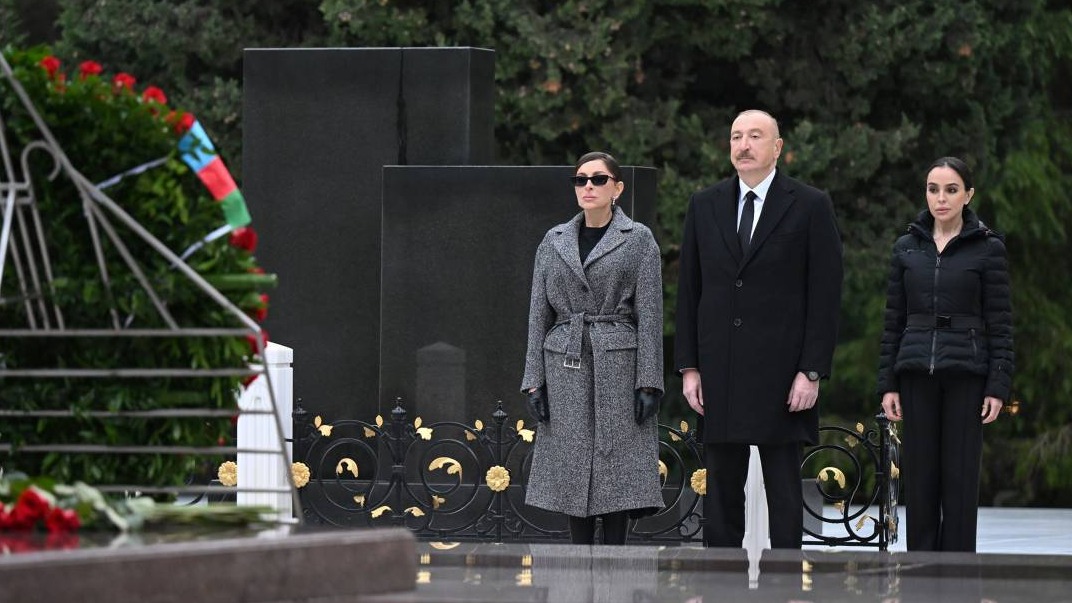 <p>İlham Əliyev və birinci xanım Mehriban Əliyeva Ümummilli Lider Heydər Əliyevin məzarını ziyarət ediblər +FOTO=15</p> 