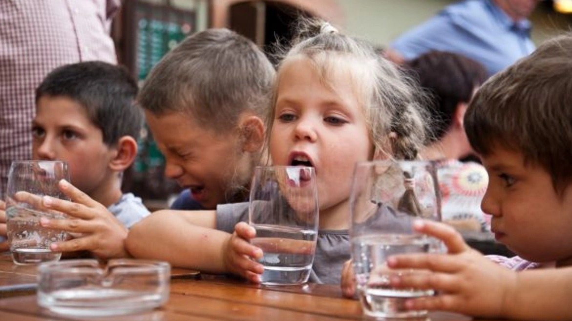 <p>Uşaq bağçasında müəllim uşaqlara ağardıcı&nbsp;maddə ilə qarışdırılmış su verib</p>