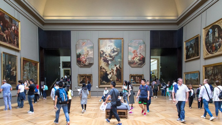 <p>Luvr muzeyi soyğundan sonra amerikalılar üçün&nbsp;rüsumları artıracaq</p>