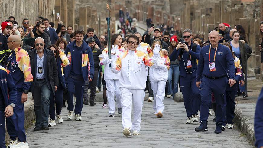 <p>Ceki Çan Olimpiya məşəli estafetində iştirak edib</p>