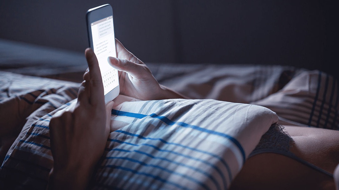 <p>Şəxsi mesajlarda açıq-saçıq şəkillərin paylaşılması qadağan ediləcək</p>