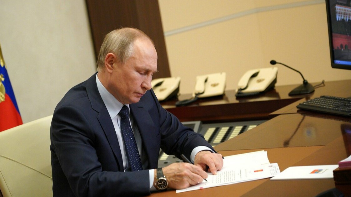 <p>Putin 19 apreli Sovet xalqının soyqırımı qurbanlarının&nbsp;xatirə günü kimi təsis etdi</p>