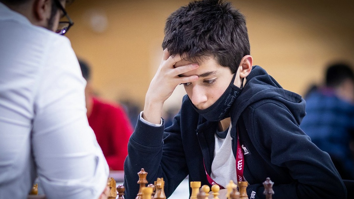 <p>Məktəbli oğlan blits şahmatda hazırkı dünya&nbsp;şahmat çempionunu məğlub etdi</p>