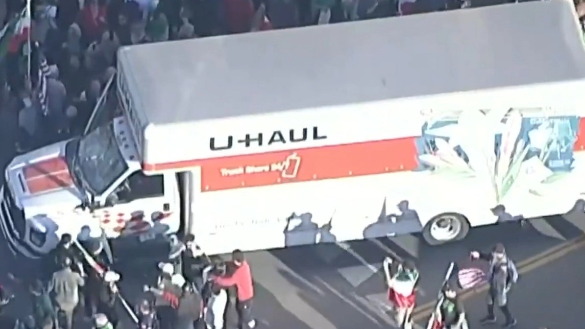 <p>ABŞ-də İran etirazlarını dəstəkləyən etirazçıların&nbsp;üzərinə yük maşını çırpılıb</p>