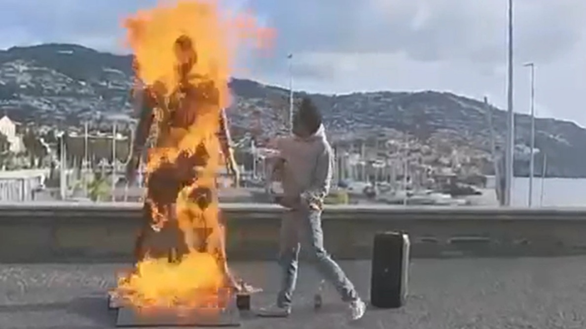 <p>Portuqaliyada Ronaldonun heykəli yandırılıb</p>