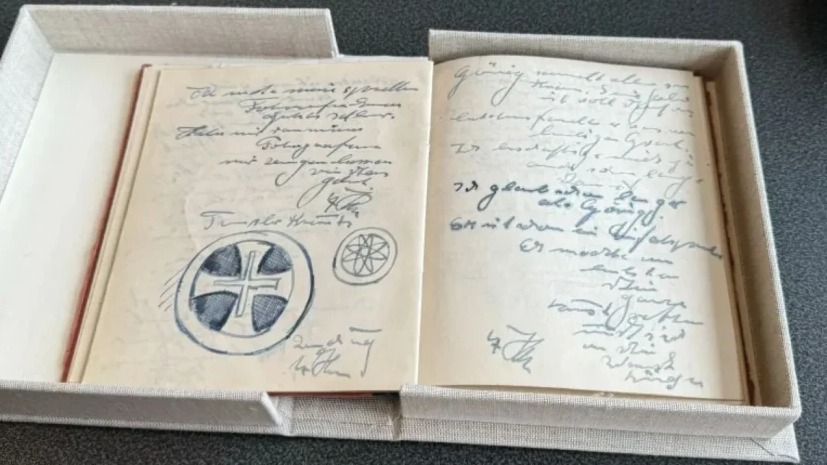 <p>Adolf Hitlerin gündəliyi kolleksiyaçıya otuz min avroya satılıb</p>