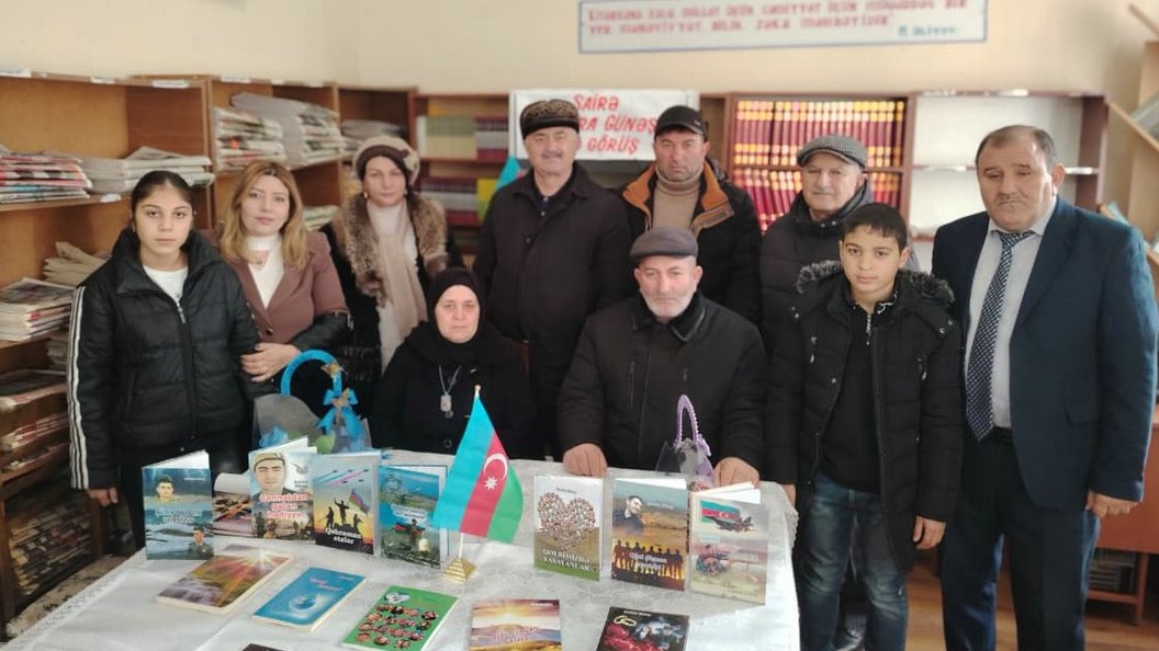 <p>Şairə Esmira Günəşin Biləsuvarda kitab təqdimatı olub</p>