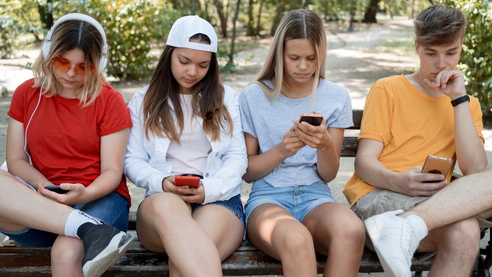 <p>Yeniyetmələr üçün sosial media ilə bağlı qətnamə qəbul edilib</p>