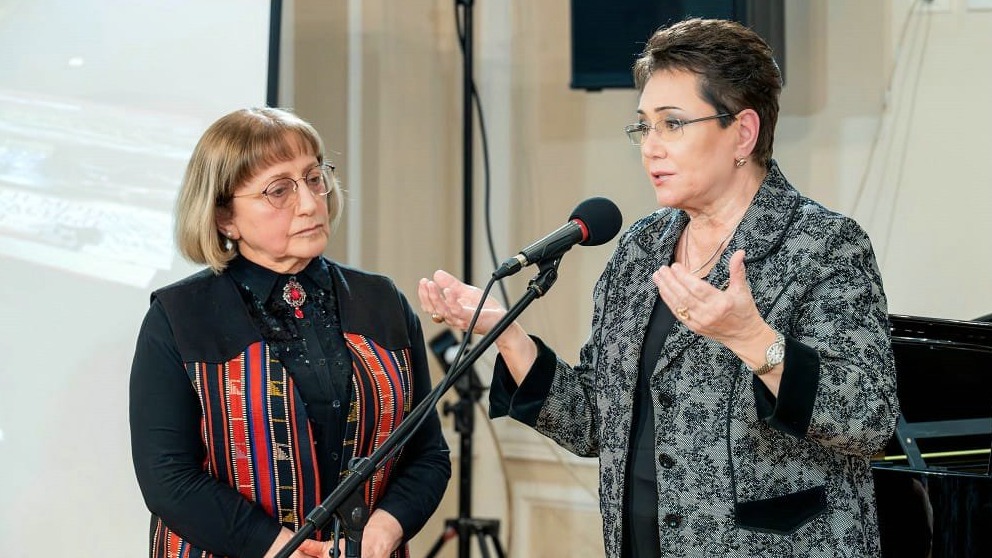 <p>Xalq yazıçısı Elmira Axundovanın yaradıcılıq gecəsi keçirildi</p>