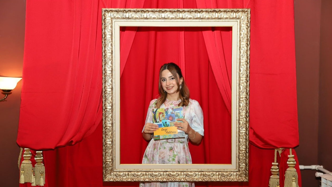 <p>İncəsənətə Sevgi ilə Bağlanan Yol -&nbsp;Ziyarət Cabarova-Qəhrəmanovanın yaradıcılıq missiyası</p>