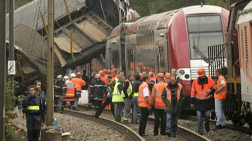 <p>Qatar relsdən çıxdı, xəsarət alanlar var</p>