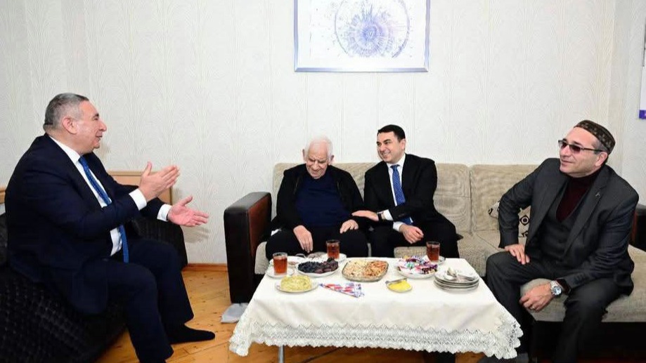 <p>Xalq şairi Nəriman Həsənzadə yubileyi&nbsp;münasibətilə evində ziyarət olunub +FOTO=5</p>