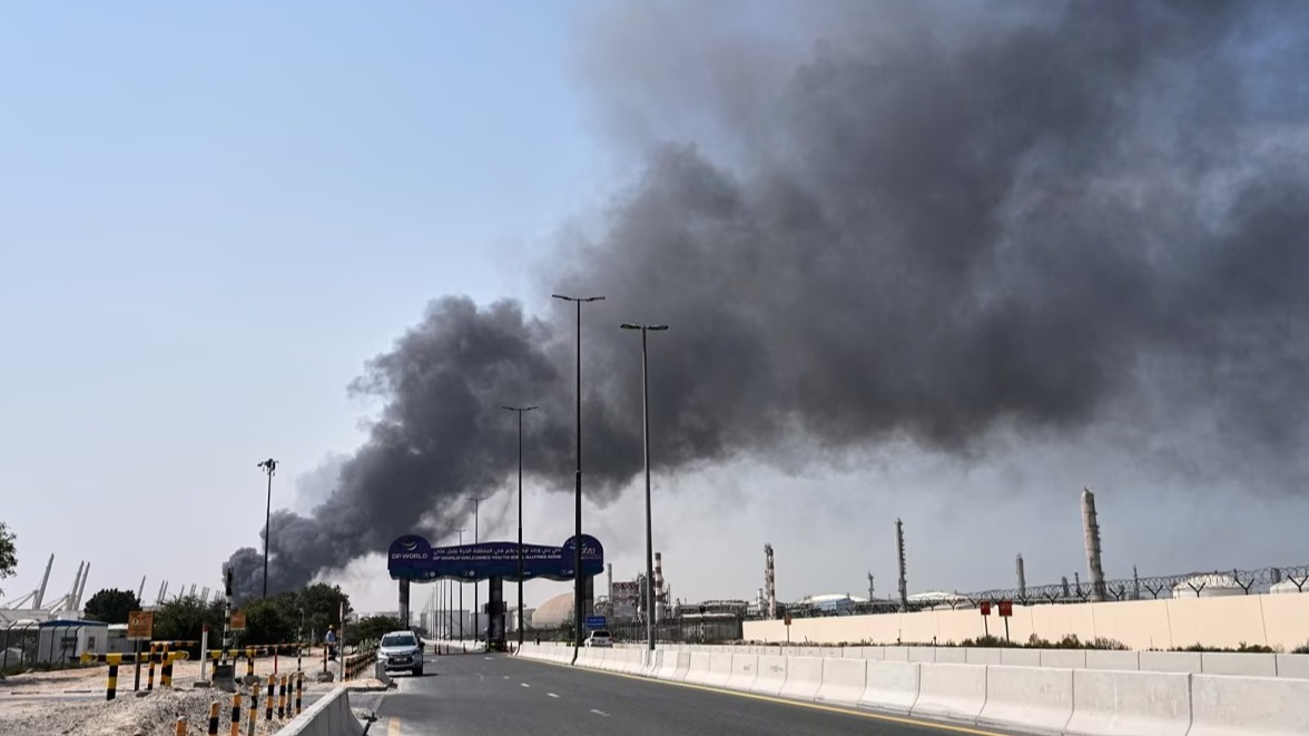 <p>Əbu-Dabidə İran raketinin qalıqlarının düşməsi nəticəsində iki nəfər yaralanıb</p>