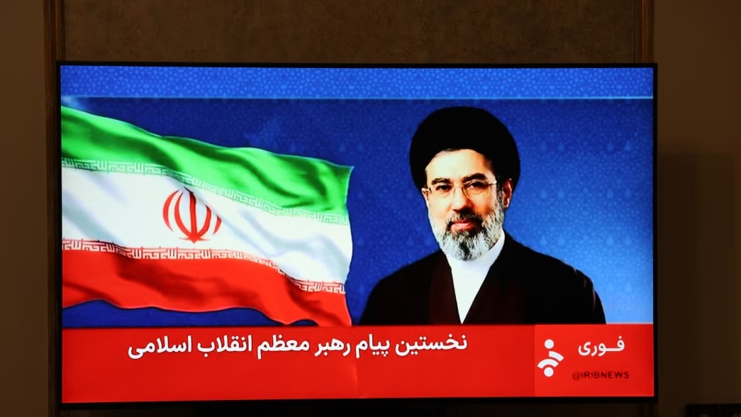 <p>İranın yeni ali lideri atasının təyin etdiyi bütün&nbsp;vəzifəli şəxsləri öz yerlərində saxlayıb</p> 